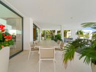 Villa for sale in Los Naranjos, Nueva Andalucia