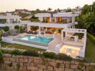 Villa for sale in Los Naranjos, Nueva Andalucia