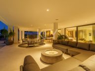 Villa for sale in Los Naranjos, Nueva Andalucia