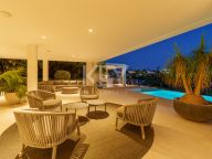 Villa for sale in Los Naranjos, Nueva Andalucia