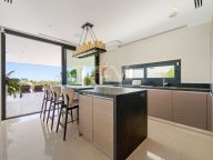 Villa for sale in Los Naranjos, Nueva Andalucia