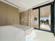 Villa for sale in Los Naranjos, Nueva Andalucia