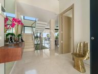 Villa for sale in Los Naranjos, Nueva Andalucia