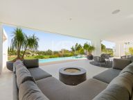 Villa for sale in Los Naranjos, Nueva Andalucia
