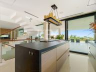 Villa for sale in Los Naranjos, Nueva Andalucia