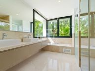 Villa for sale in Los Naranjos, Nueva Andalucia