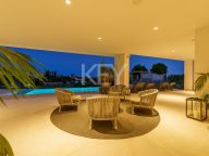 Villa for sale in Los Naranjos, Nueva Andalucia