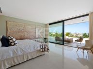 Villa for sale in Los Naranjos, Nueva Andalucia