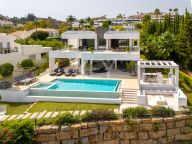 Villa for sale in Los Naranjos, Nueva Andalucia