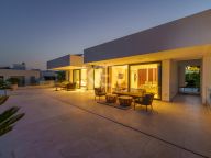 Villa for sale in Los Naranjos, Nueva Andalucia