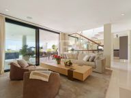 Villa for sale in Los Naranjos, Nueva Andalucia