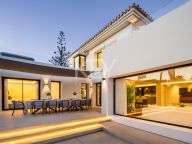 Villa for sale in Nueva Andalucia