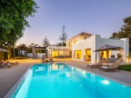 Villa for sale in Nueva Andalucia