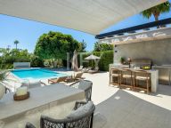 Villa for sale in Nueva Andalucia