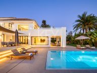 Villa for sale in Nueva Andalucia