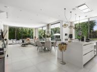 Villa for sale in Arboleda, Estepona