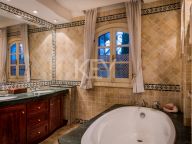 Villa for sale in Benahavis