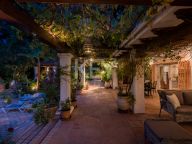 Villa for sale in Benahavis