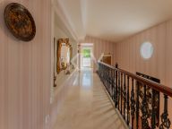 Villa en venta en El Herrojo, Benahavis