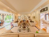 Villa en venta en El Herrojo, Benahavis