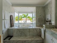 Villa en venta en El Herrojo, Benahavis