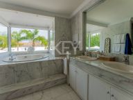 Villa en venta en El Herrojo, Benahavis
