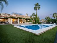 Villa for sale in Nueva Andalucia