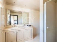 Villa for sale in Nueva Andalucia