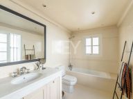 Villa for sale in Nueva Andalucia