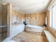 Villa for sale in Nueva Andalucia