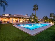 Villa for sale in Nueva Andalucia