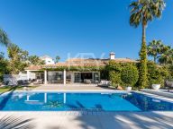 Villa for sale in Nueva Andalucia