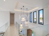 Villa for sale in El Paraiso, Estepona