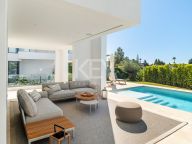 Villa for sale in El Paraiso, Estepona