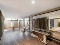 Villa for sale in El Paraiso, Estepona