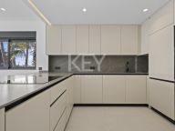 Villa Pareada en venta en El Paraiso, Estepona