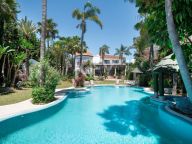 Villa for sale in Atalaya de Rio Verde, Nueva Andalucia