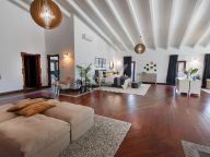 Villa for sale in Atalaya de Rio Verde, Nueva Andalucia