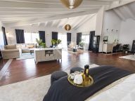 Villa for sale in Atalaya de Rio Verde, Nueva Andalucia