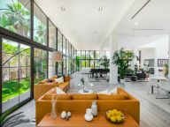 Villa for sale in Atalaya de Rio Verde, Nueva Andalucia