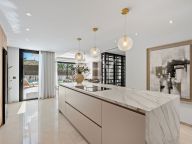 Villa for sale in Atalaya de Rio Verde, Nueva Andalucia