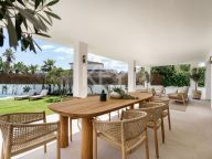 Villa for sale in Atalaya de Rio Verde, Nueva Andalucia