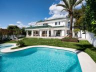 Villa for sale in Atalaya de Rio Verde, Nueva Andalucia