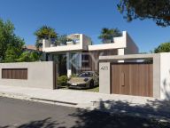 Villa for sale in Nueva Andalucia