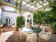 Villa en venta en Altos Reales, Marbella Golden Mile