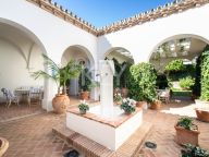 Villa en venta en Altos Reales, Marbella Golden Mile
