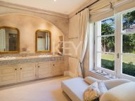 Villa en venta en Altos Reales, Marbella Golden Mile