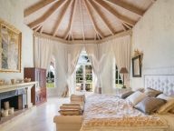Villa en venta en Altos Reales, Marbella Golden Mile