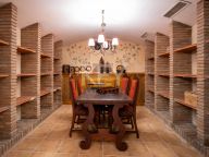 Villa en venta en Altos Reales, Marbella Golden Mile