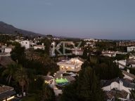 Villa for sale in Nueva Andalucia